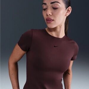 🆕 NWT. Nike Form Short Sleeve Tee in Burgundy Crush